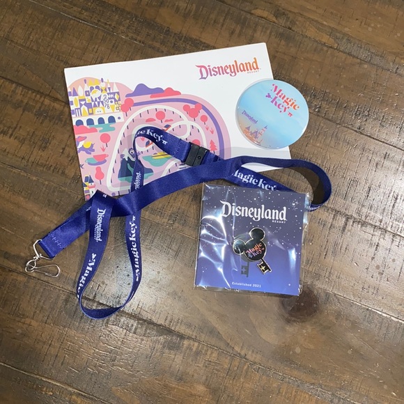 DISNEY Disneyland Magic Key Welcome Box